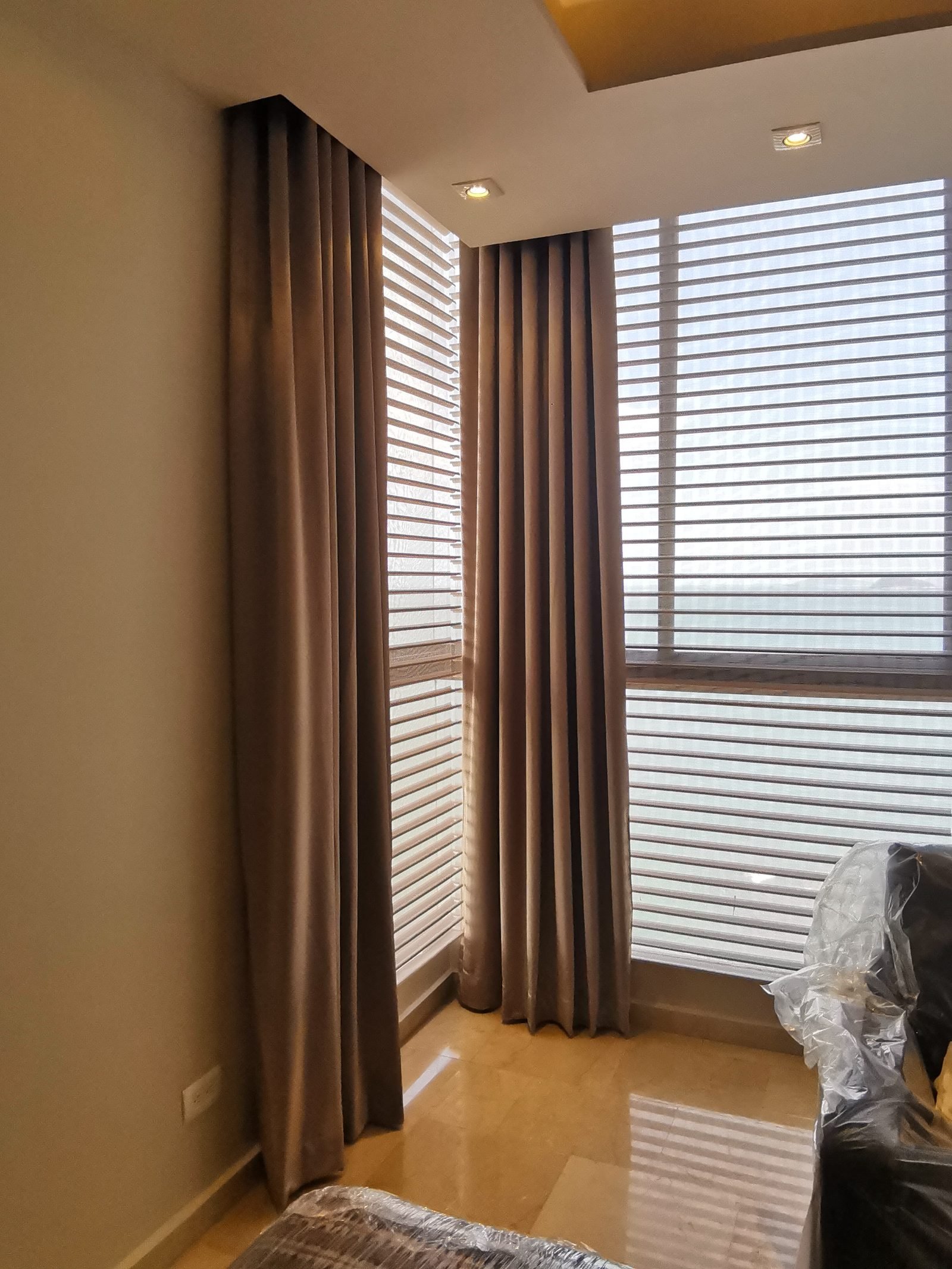 Cortinas y persianas instaladas en sala de estar